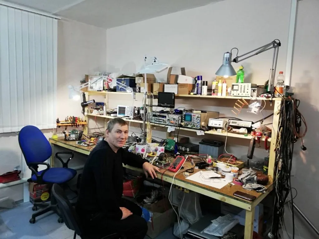 Инженер за рабочим столом с измерительными приборами